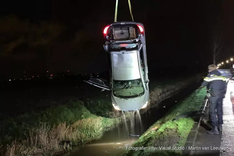 Auto op zijn kop te water