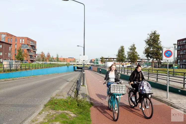 Jongeren krijgen les over afleiding in verkeer door mobieltje