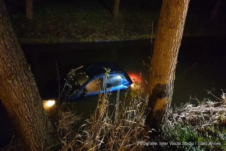 Auto te water gereden in Opmeer