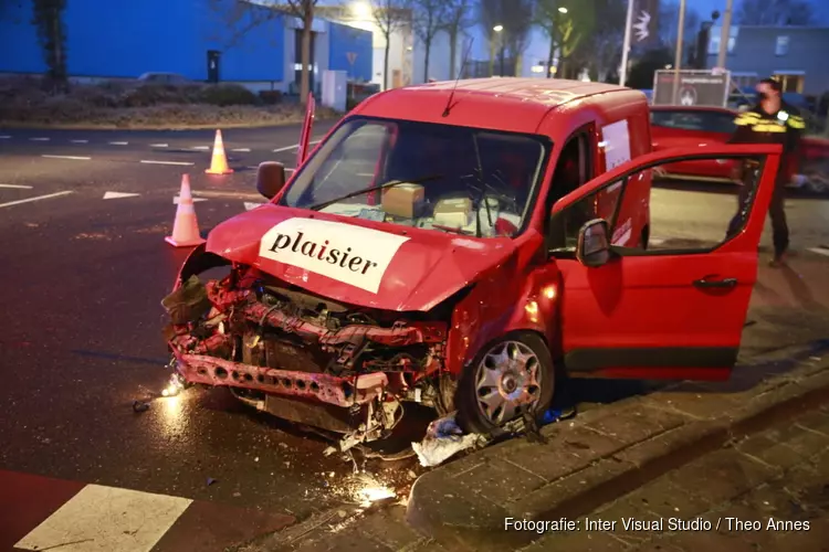 Bestelbus tegen vrachtwagen gereden in Opmeer