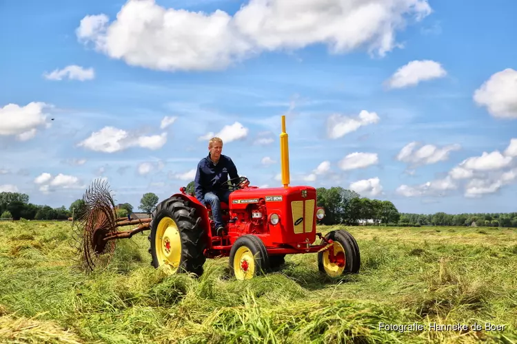 Historisch maaien op het weiland achter het Rundveemuseum