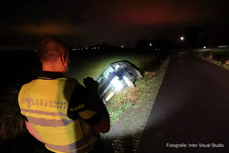 Auto te water in Hoogwoud, bestuurder meegenomen naar bureau