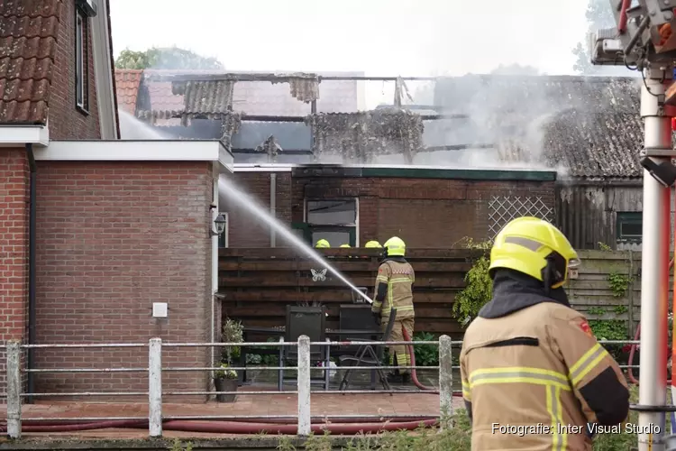 Flinke brand legt schuur in de as in De Weere