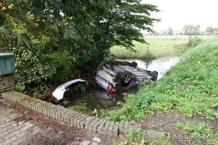 Auto te water in Spanbroek, bestuurder gewond