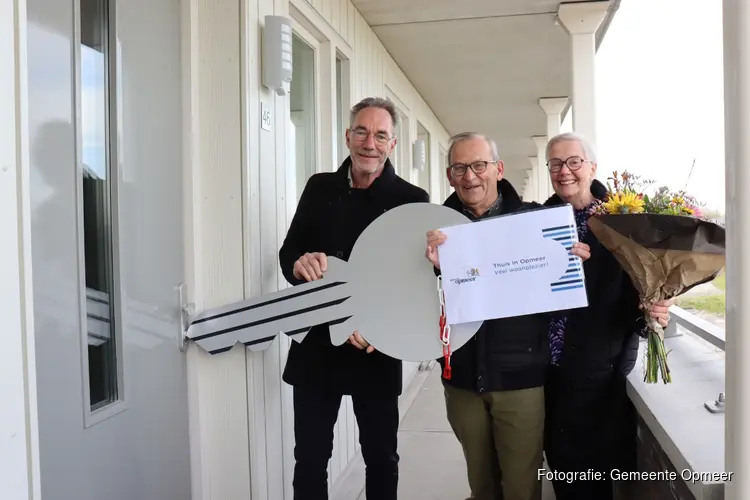 Wethouder Herman Ter Veen overhandigt sleutel aan eerste bewoners van nieuw appartementencomplex in Spanbroek