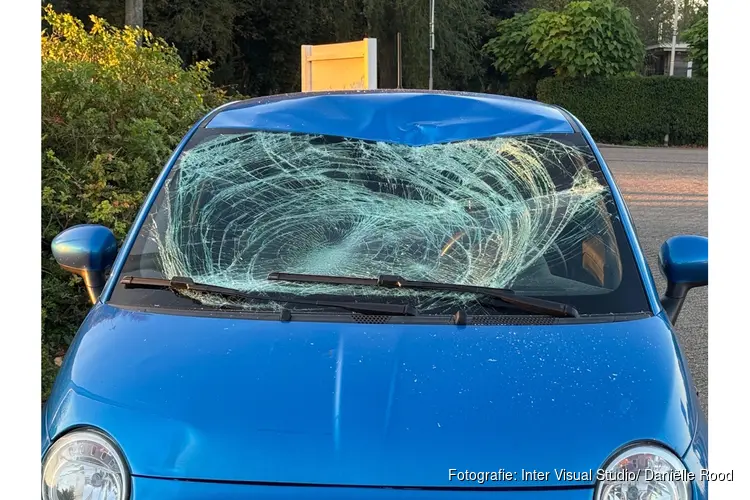 Fietser naar ziekenhuis na botsing met auto in Opmeer